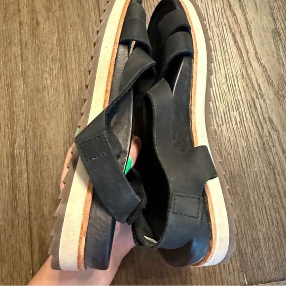 Merrell black stripy sandals - Picture 5 of 5